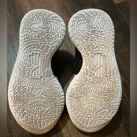 Nike Kyrie Low 3 Team White Blk TB Mens Size 5 Shoes Sneakers CW6228-101 - Picture 6 of 7